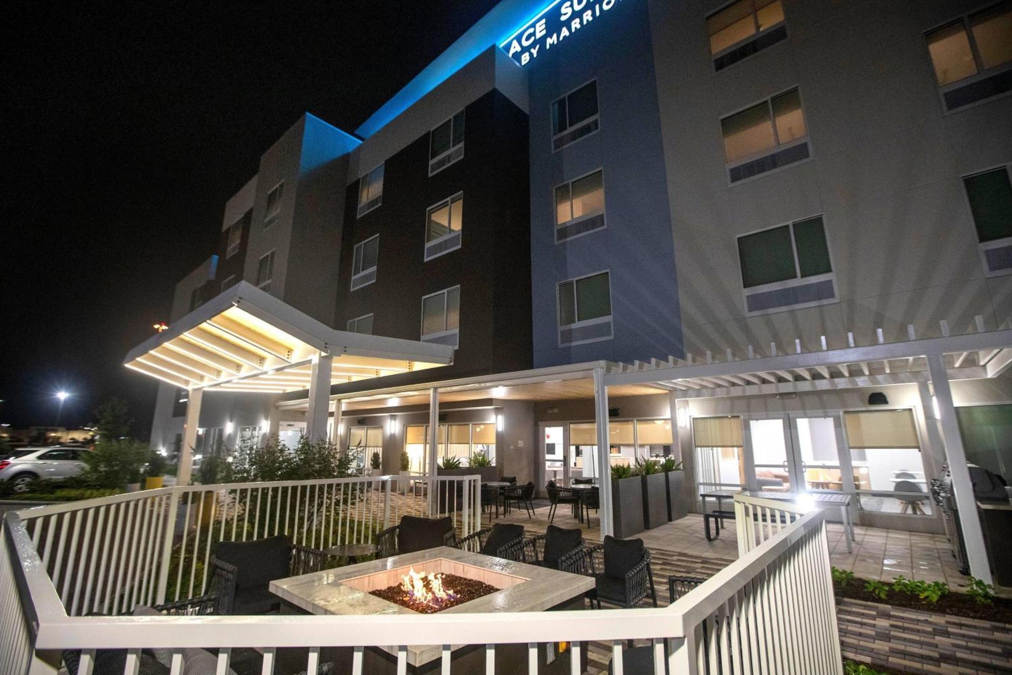 Towneplace Suites By Marriott Conroe Εξωτερικό φωτογραφία